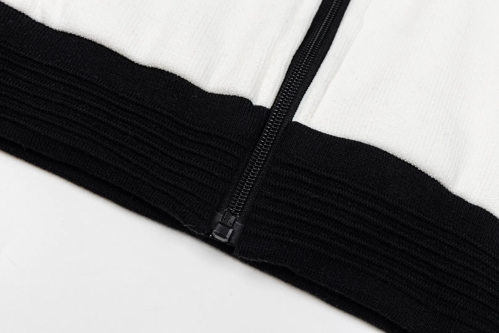 Adidas Clover JENNIE co-branded sports early autumn jacket knitted top women's New Arrival Adidas Jennie Same Style｜Adidas Classic Clover Jacket Clover This co-branded jacket is so easy to wear ✨ Classic Black and White color matching, threaded cuffs, clean and not bloated💯 The corduroy texture has its own atmosphere, and the small logo is low-key and refined💥 It can be salty or sweet, just wear it casually when going out every day and it will look very stylish💯 It has a sporty style but is not particular about your figure, and can be worn by even a small person🔥🔥🔥🔥 Item No.: LD 4966 Color: Black White Pink Size: S-XL